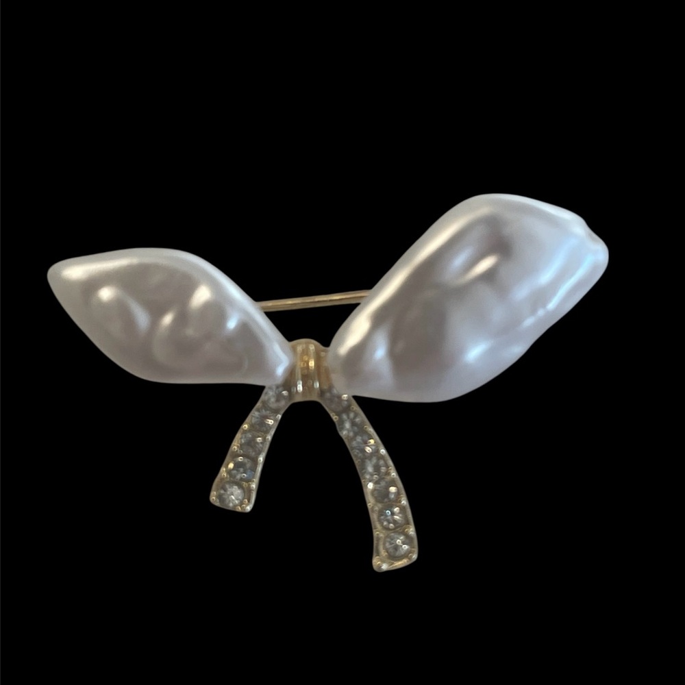 Bow Pin Baroque Pearls and Rhinestones on Gold Tone 
New No Tags